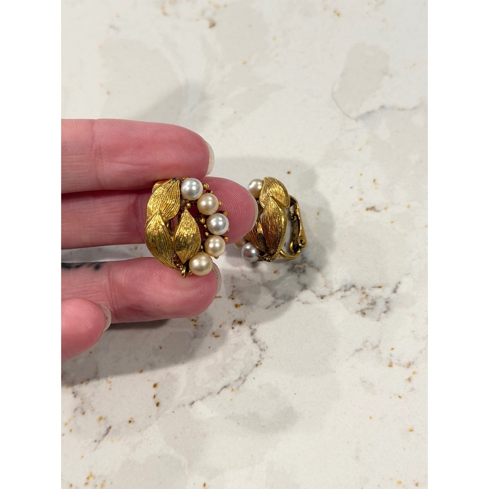 Vintage Gold Tone Leaf Faux Pearl Cluster Clip On Earrings Botanical Wreath